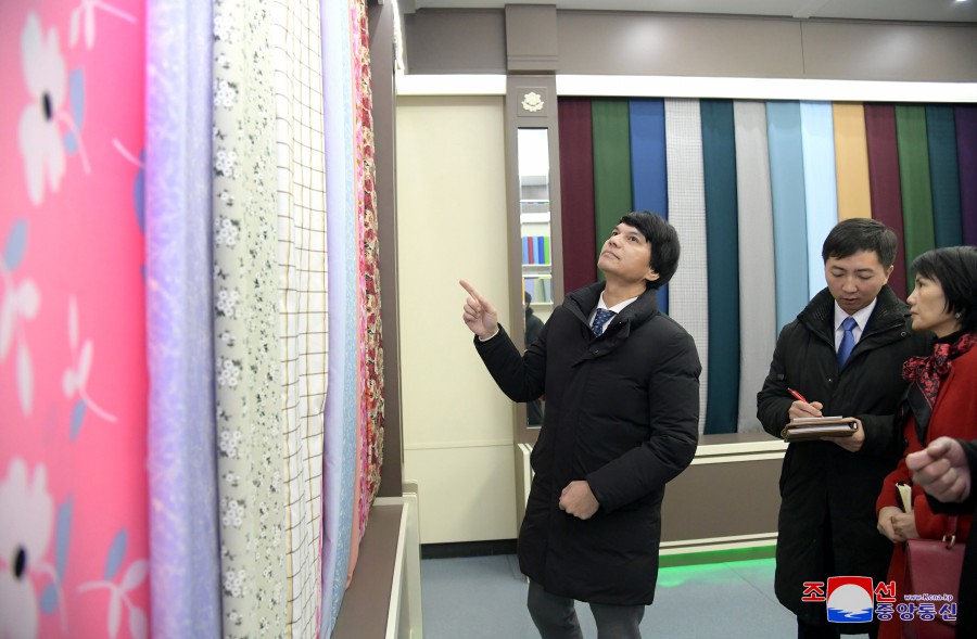 Miembros de embajada vietnamita visitan Fábrica Textil Kim Jong Suk de Pyongyang