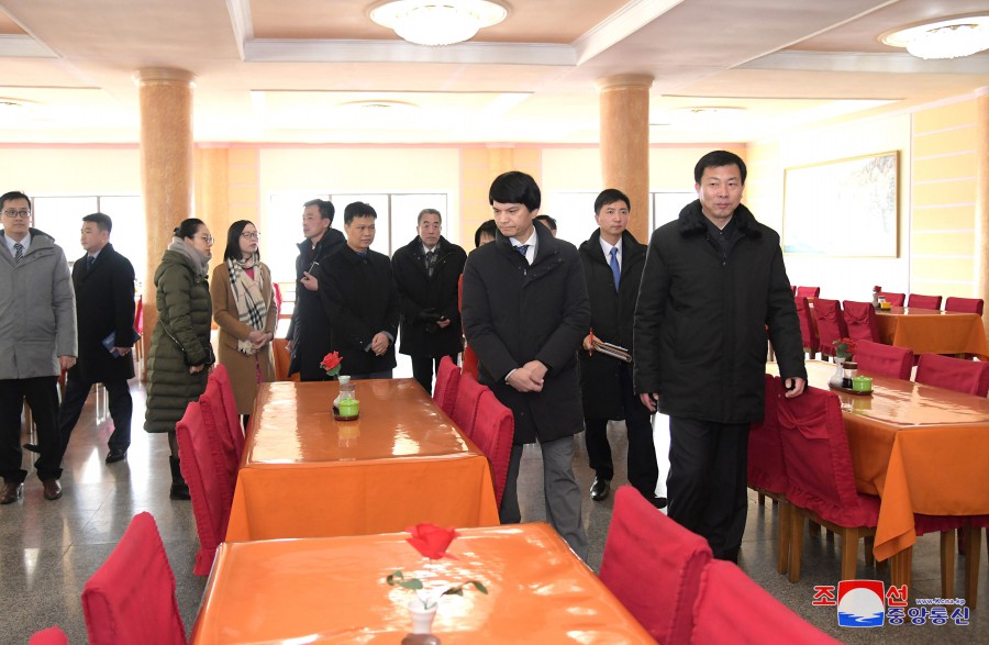 Miembros de embajada vietnamita visitan Fábrica Textil Kim Jong Suk de Pyongyang