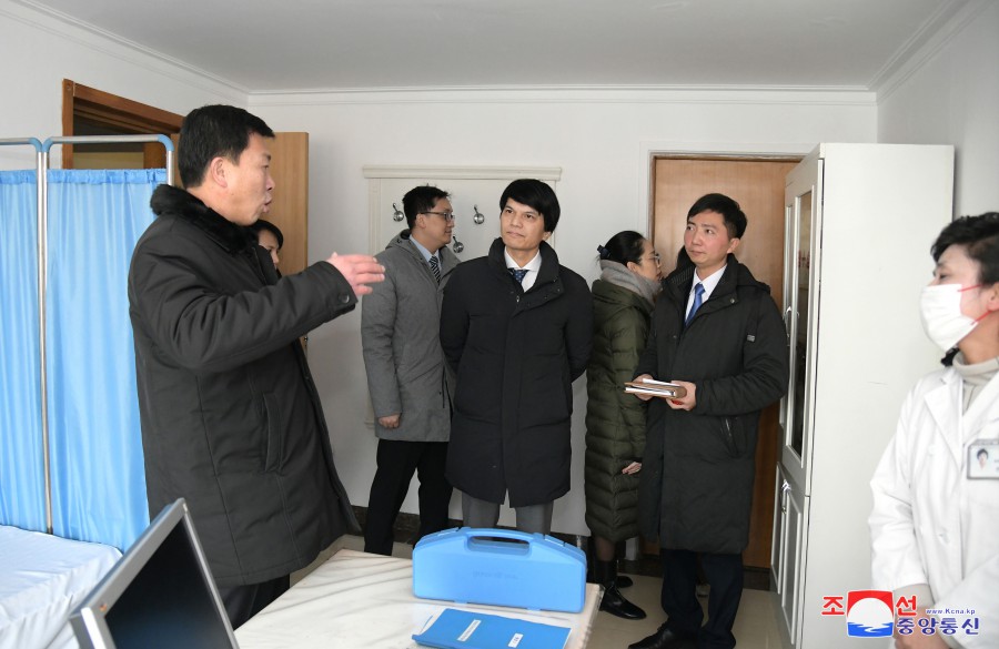 Miembros de embajada vietnamita visitan Fábrica Textil Kim Jong Suk de Pyongyang