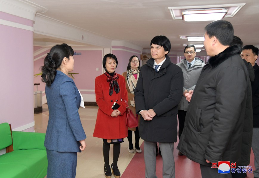 Miembros de embajada vietnamita visitan Fábrica Textil Kim Jong Suk de Pyongyang