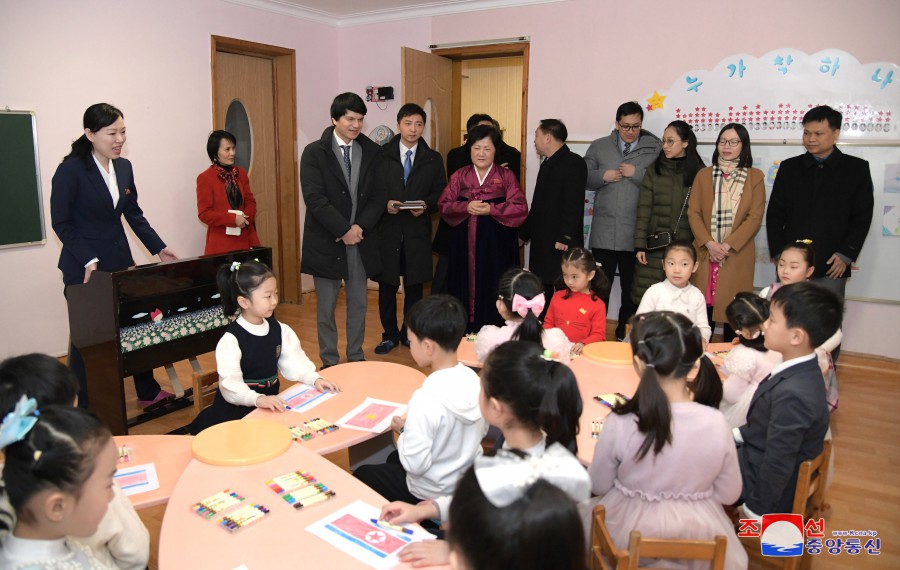 Miembros de embajada vietnamita visitan Fábrica Textil Kim Jong Suk de Pyongyang