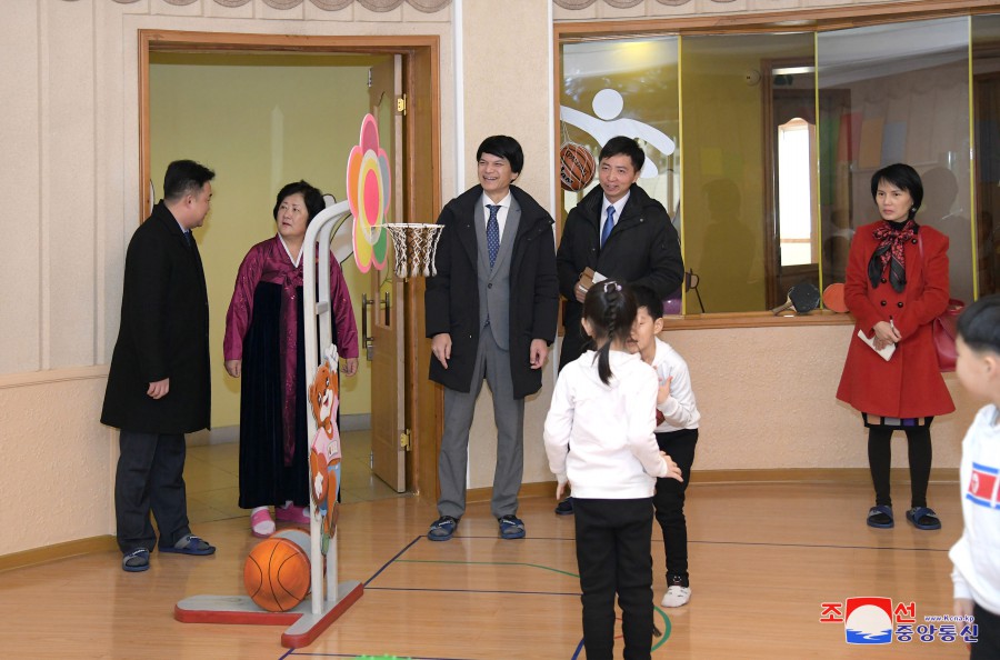 Miembros de embajada vietnamita visitan Fábrica Textil Kim Jong Suk de Pyongyang