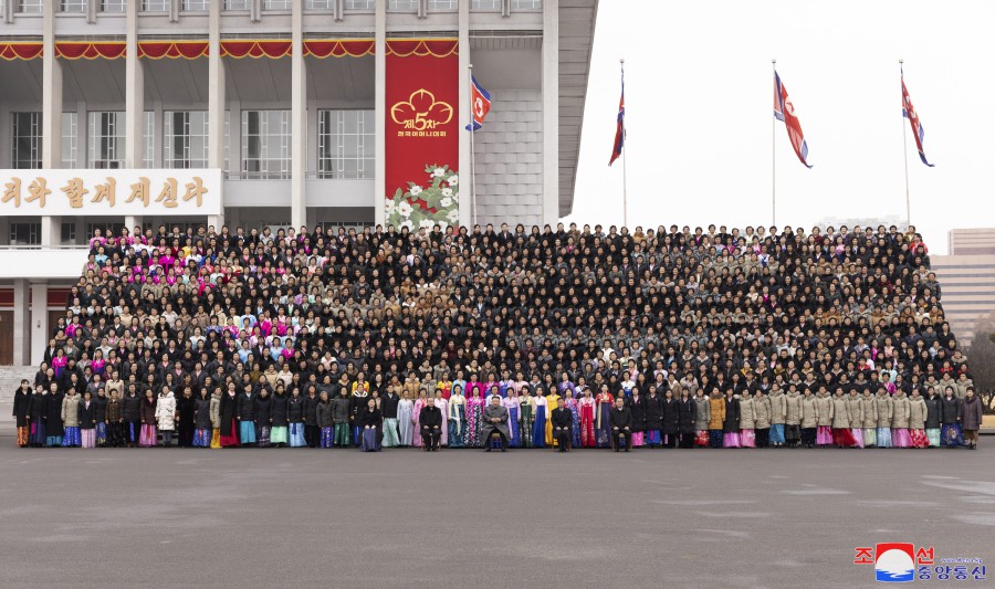 ﻿Уважаемый товарищ Ким Чен Ын сфотографировался на память с участниками V Общереспубликанского слета матерей