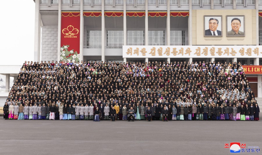 ﻿Уважаемый товарищ Ким Чен Ын сфотографировался на память с участниками V Общереспубликанского слета матерей
