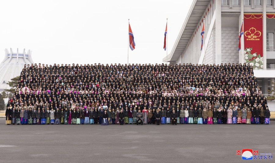 ﻿Уважаемый товарищ Ким Чен Ын сфотографировался на память с участниками V Общереспубликанского слета матерей