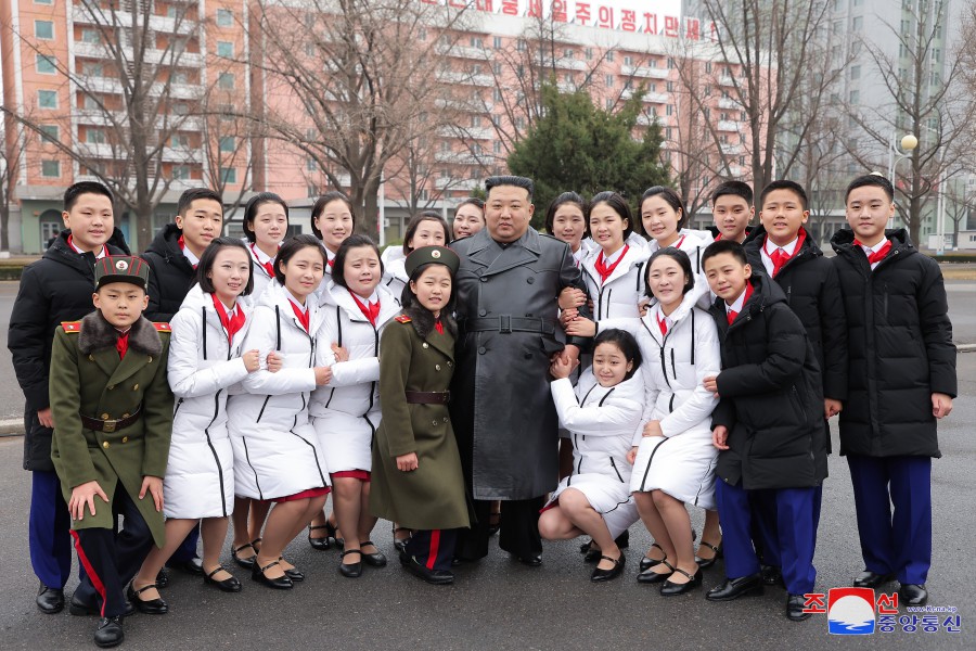 ﻿Уважаемый товарищ Ким Чен Ын сфотографировался на память с участниками V Общереспубликанского слета матерей