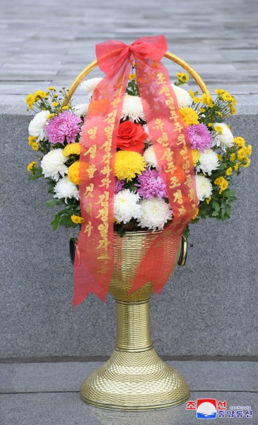 外国团体人士、海外友好人士家属和旅华同胞向伟大领袖金日成同志和伟大领导者金正日同志铜像送来花篮