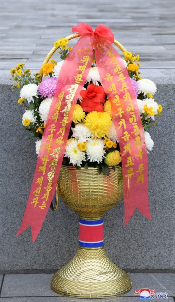 外国团体人士、海外友好人士家属和旅华同胞向伟大领袖金日成同志和伟大领导者金正日同志铜像送来花篮