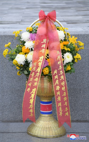 外国团体人士、海外友好人士家属和旅华同胞向伟大领袖金日成同志和伟大领导者金正日同志铜像送来花篮