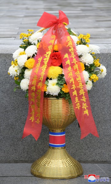 外国团体人士、海外友好人士家属和旅华同胞向伟大领袖金日成同志和伟大领导者金正日同志铜像送来花篮