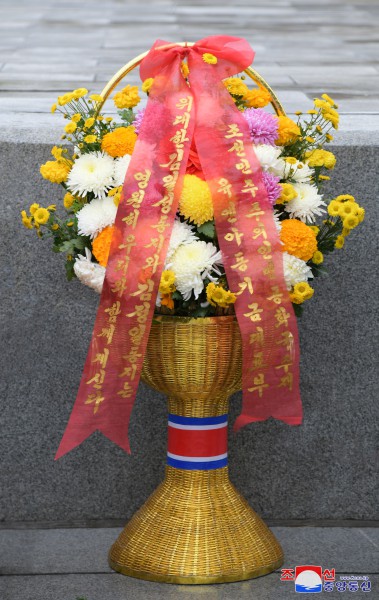 外国团体人士、海外友好人士家属和旅华同胞向伟大领袖金日成同志和伟大领导者金正日同志铜像送来花篮