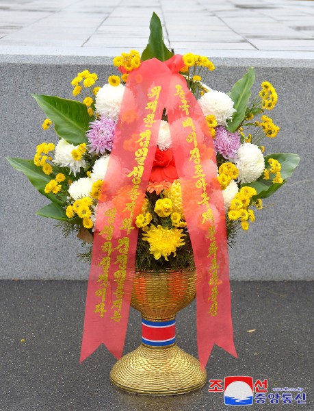 外国团体人士、海外友好人士家属和旅华同胞向伟大领袖金日成同志和伟大领导者金正日同志铜像送来花篮