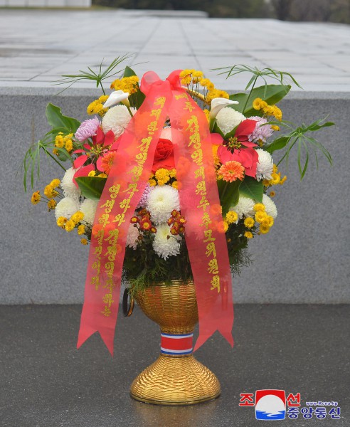 外国团体人士、海外友好人士家属和旅华同胞向伟大领袖金日成同志和伟大领导者金正日同志铜像送来花篮