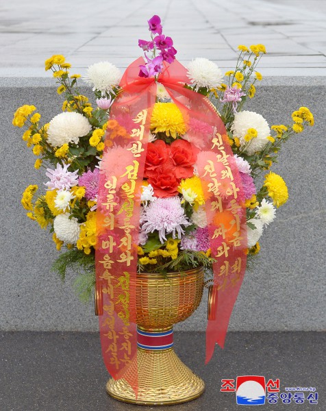 外国团体人士、海外友好人士家属和旅华同胞向伟大领袖金日成同志和伟大领导者金正日同志铜像送来花篮