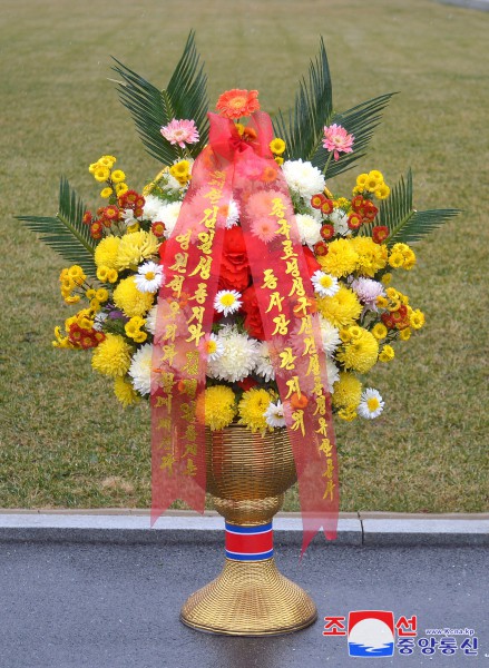 外国团体人士、海外友好人士家属和旅华同胞向伟大领袖金日成同志和伟大领导者金正日同志铜像送来花篮