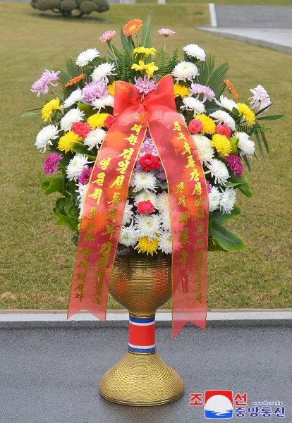外国团体人士、海外友好人士家属和旅华同胞向伟大领袖金日成同志和伟大领导者金正日同志铜像送来花篮