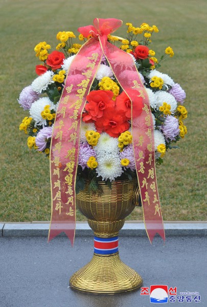 外国团体人士、海外友好人士家属和旅华同胞向伟大领袖金日成同志和伟大领导者金正日同志铜像送来花篮
