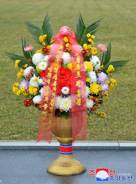 外国团体人士、海外友好人士家属和旅华同胞向伟大领袖金日成同志和伟大领导者金正日同志铜像送来花篮
