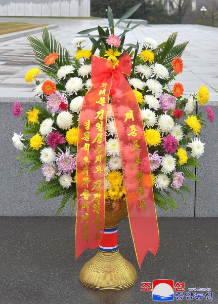 外国团体人士、海外友好人士家属和旅华同胞向伟大领袖金日成同志和伟大领导者金正日同志铜像送来花篮