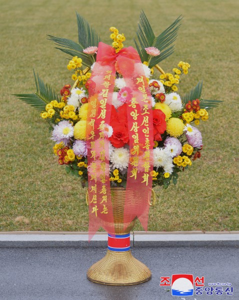 旅日朝鲜人总联合会中央常任委员会和旅华朝鲜人总联合会向伟大领袖金日成同志和伟大领导者金正日同志铜像送来花篮