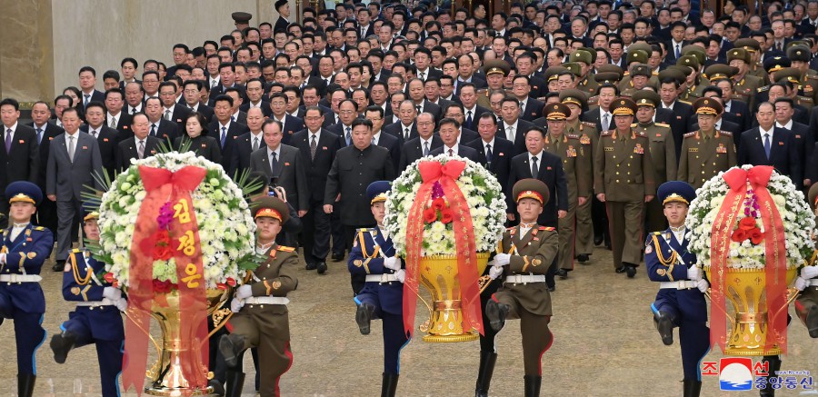 경애하는 김정은동지께서 민족최대의 추모의 날에 즈음하여 금수산태양궁전을 찾으시였다