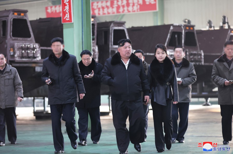 경애하는 김정은동지께서 중요군용대차생산공장을 현지지도하시였다