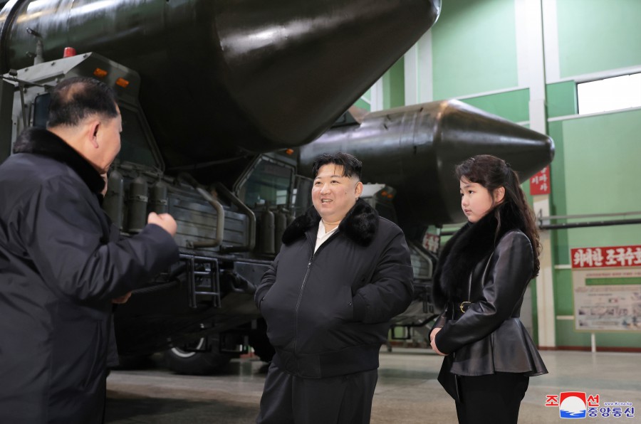 경애하는 김정은동지께서 중요군용대차생산공장을 현지지도하시였다