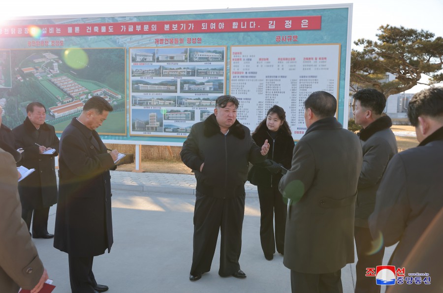 경애하는 김정은동지께서 새로 일떠세운 광천닭공장을 현지지도하시였다