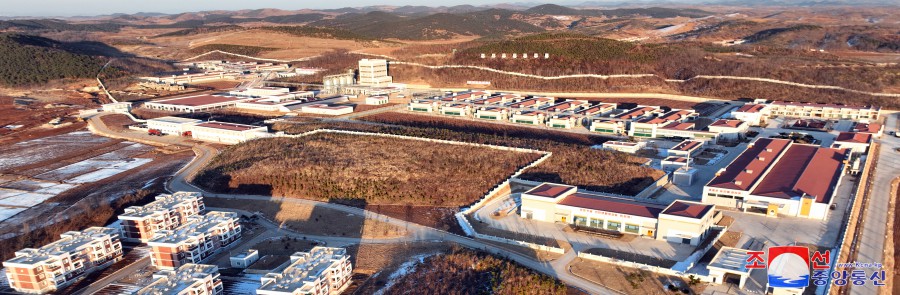경애하는 김정은동지께서 새로 일떠세운 광천닭공장을 현지지도하시였다