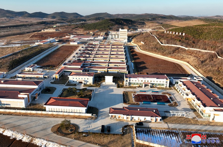 경애하는 김정은동지께서 새로 일떠세운 광천닭공장을 현지지도하시였다