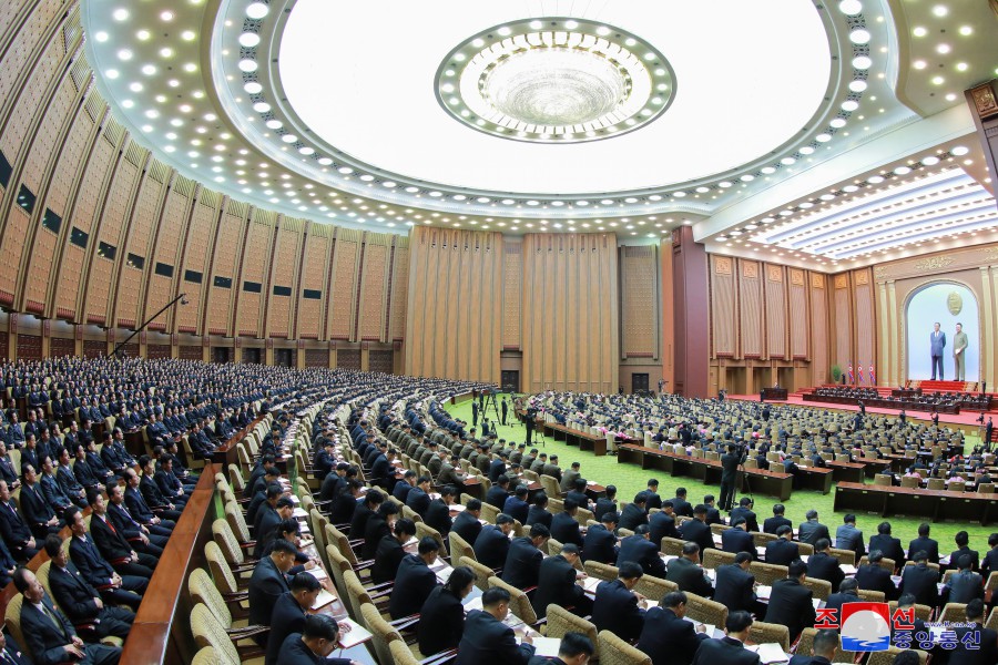 경애하는 김정은동지께서 조선민주주의인민공화국 최고인민회의 제14기 제10차회의에서 강령적인 시정연설을 하시였다