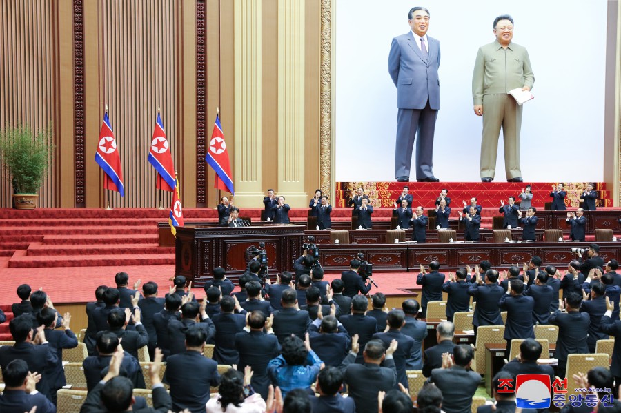 경애하는 김정은동지께서 조선민주주의인민공화국 최고인민회의 제14기 제10차회의에서 강령적인 시정연설을 하시였다