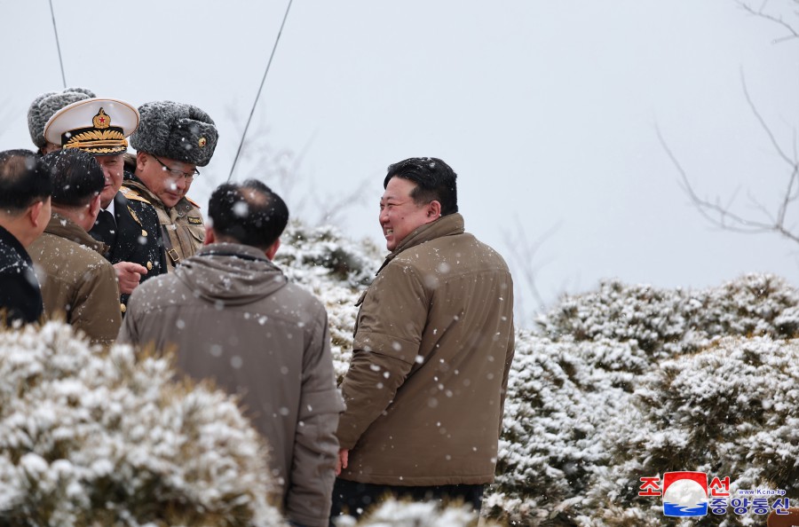 경애하는 김정은동지께서 잠수함발사전략순항미싸일 시험발사를 지도하시였다