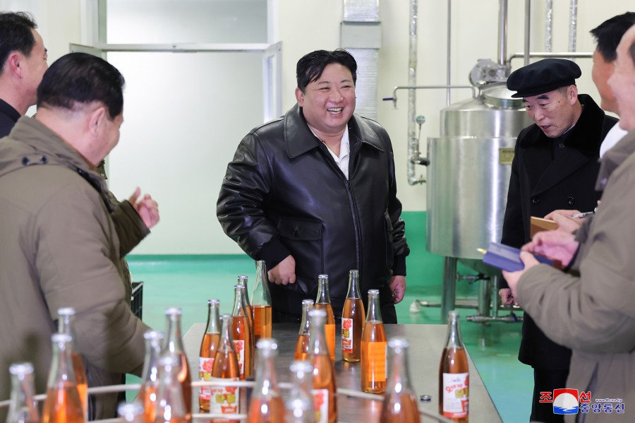 경애하는 김정은동지께서 김화군 지방공업공장들을 현지지도하시였다