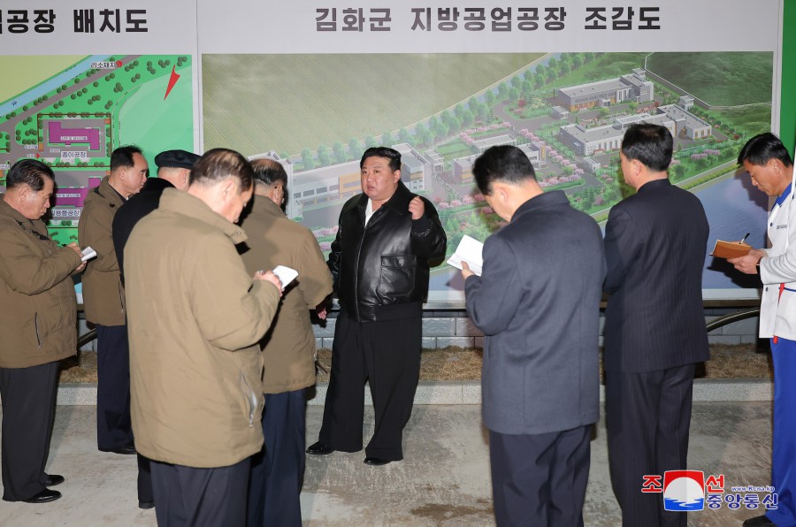 경애하는 김정은동지께서 김화군 지방공업공장들을 현지지도하시였다