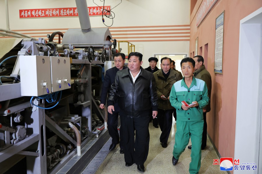 경애하는 김정은동지께서 김화군 지방공업공장들을 현지지도하시였다