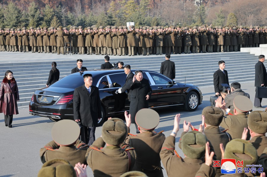 경애하는 김정은동지께서 건군절에 즈음하여 국방성을 축하방문하시였다