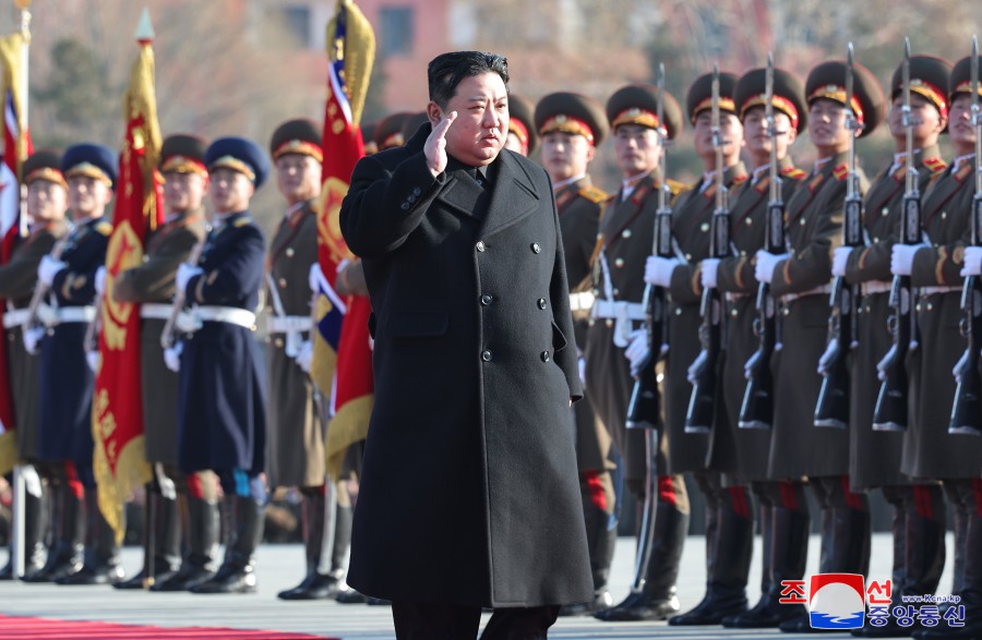 경애하는 김정은동지께서 건군절에 즈음하여 국방성을 축하방문하시였다