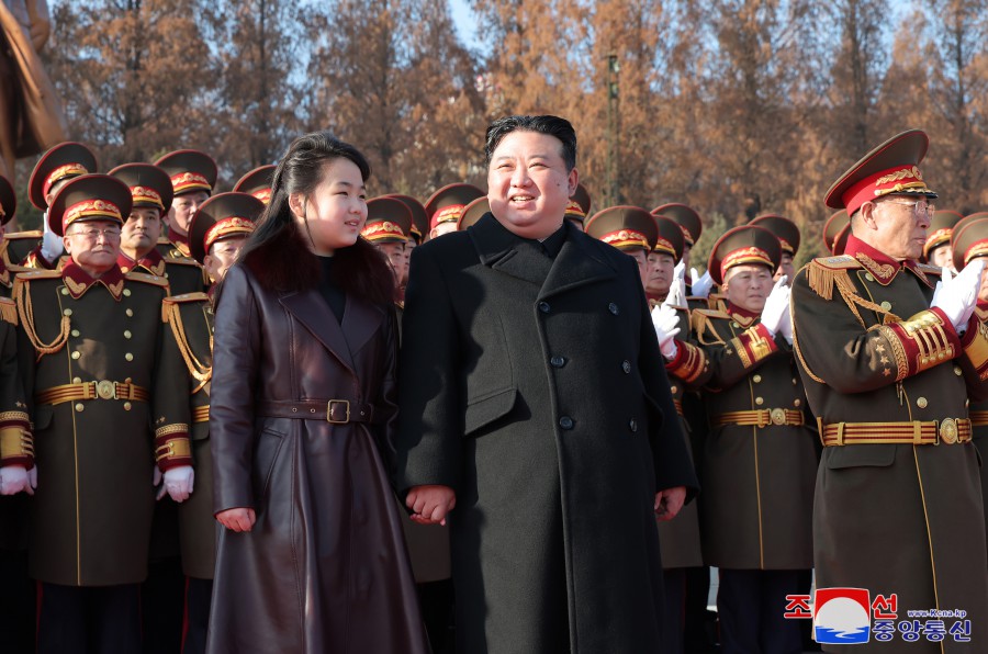 경애하는 김정은동지께서 건군절에 즈음하여 국방성을 축하방문하시였다