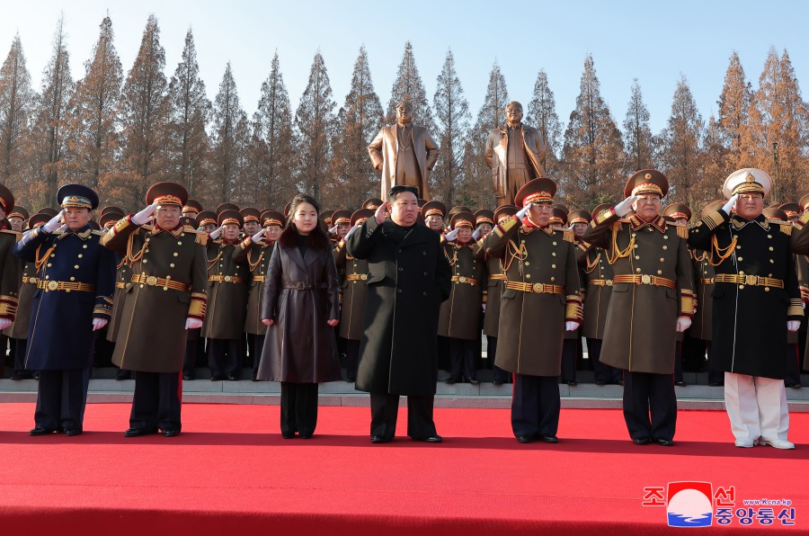 경애하는 김정은동지께서 건군절에 즈음하여 국방성을 축하방문하시였다