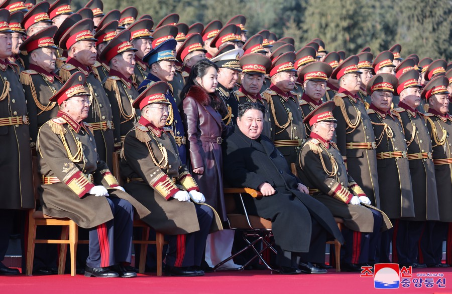 경애하는 김정은동지께서 건군절에 즈음하여 국방성을 축하방문하시였다