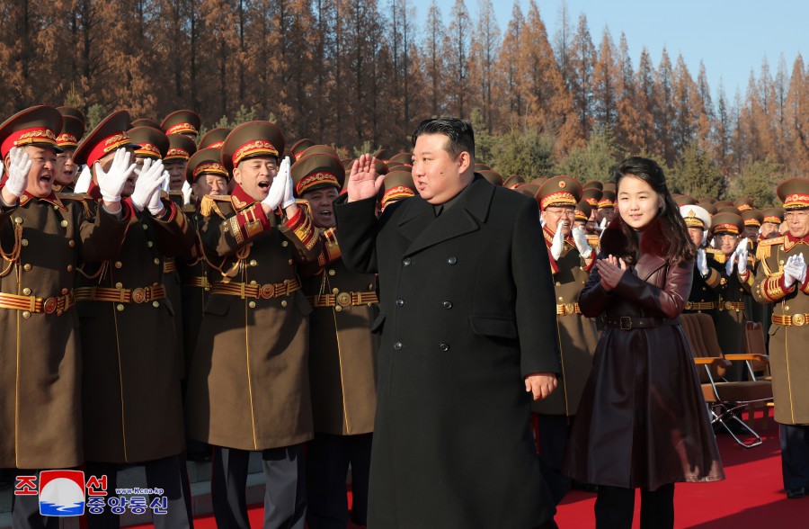 경애하는 김정은동지께서 건군절에 즈음하여 국방성을 축하방문하시였다