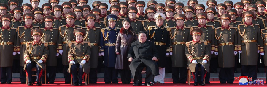 경애하는 김정은동지께서 건군절에 즈음하여 국방성을 축하방문하시였다