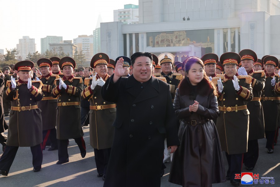 경애하는 김정은동지께서 건군절에 즈음하여 국방성을 축하방문하시였다