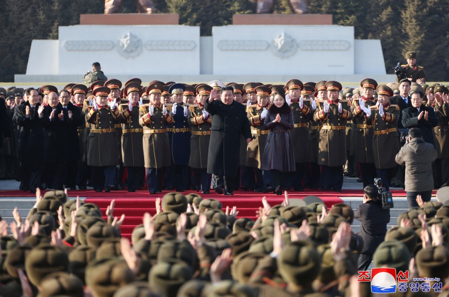 경애하는 김정은동지께서 건군절에 즈음하여 국방성을 축하방문하시였다