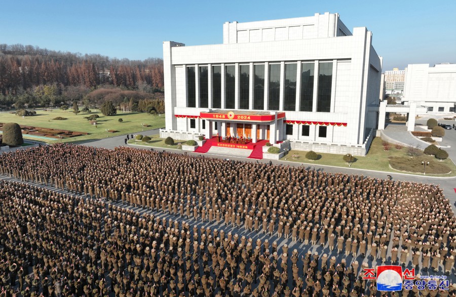 경애하는 김정은동지께서 건군절에 즈음하여 국방성을 축하방문하시였다