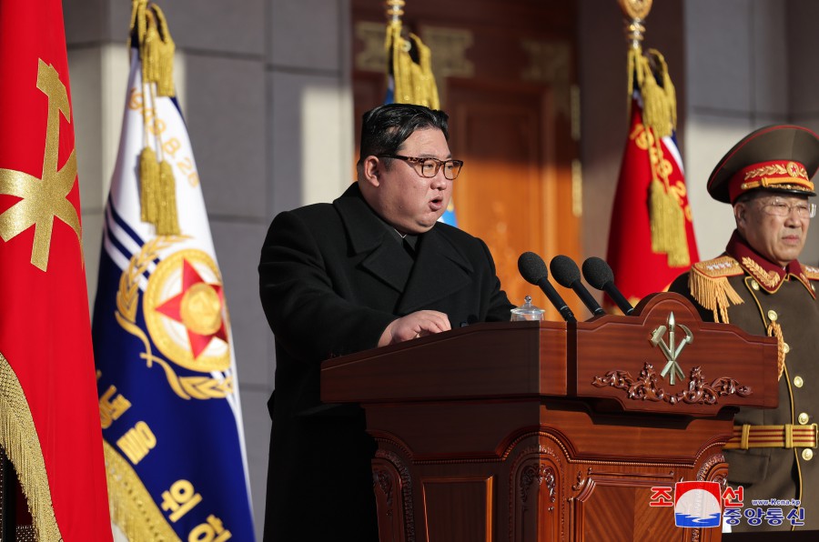 경애하는 김정은동지께서 건군절에 즈음하여 국방성을 축하방문하시였다