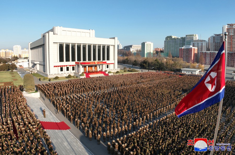경애하는 김정은동지께서 건군절에 즈음하여 국방성을 축하방문하시였다