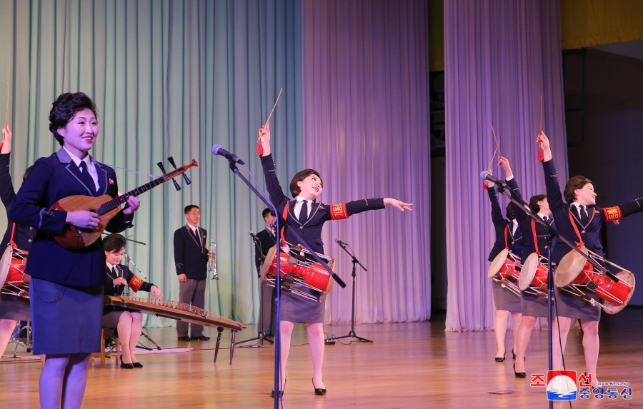 金正日国防委員長の生誕８２周年を祝って人民芸術祭典の参加者が公演
