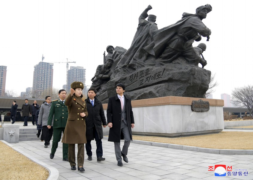 越南大使馆成员参观祖国解放战争胜利纪念馆
